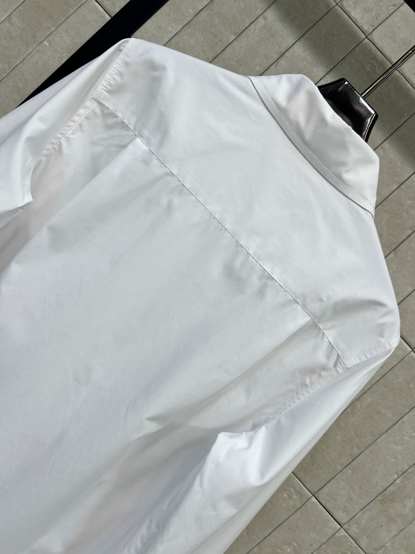 D家 26夏季新款 白色长袖衬衫 轻薄棉质面料 亲肤舒适 黑色花边在领口和小丁扣前襟 简约又时尚 弧形下摆遮胯显瘦 宽松