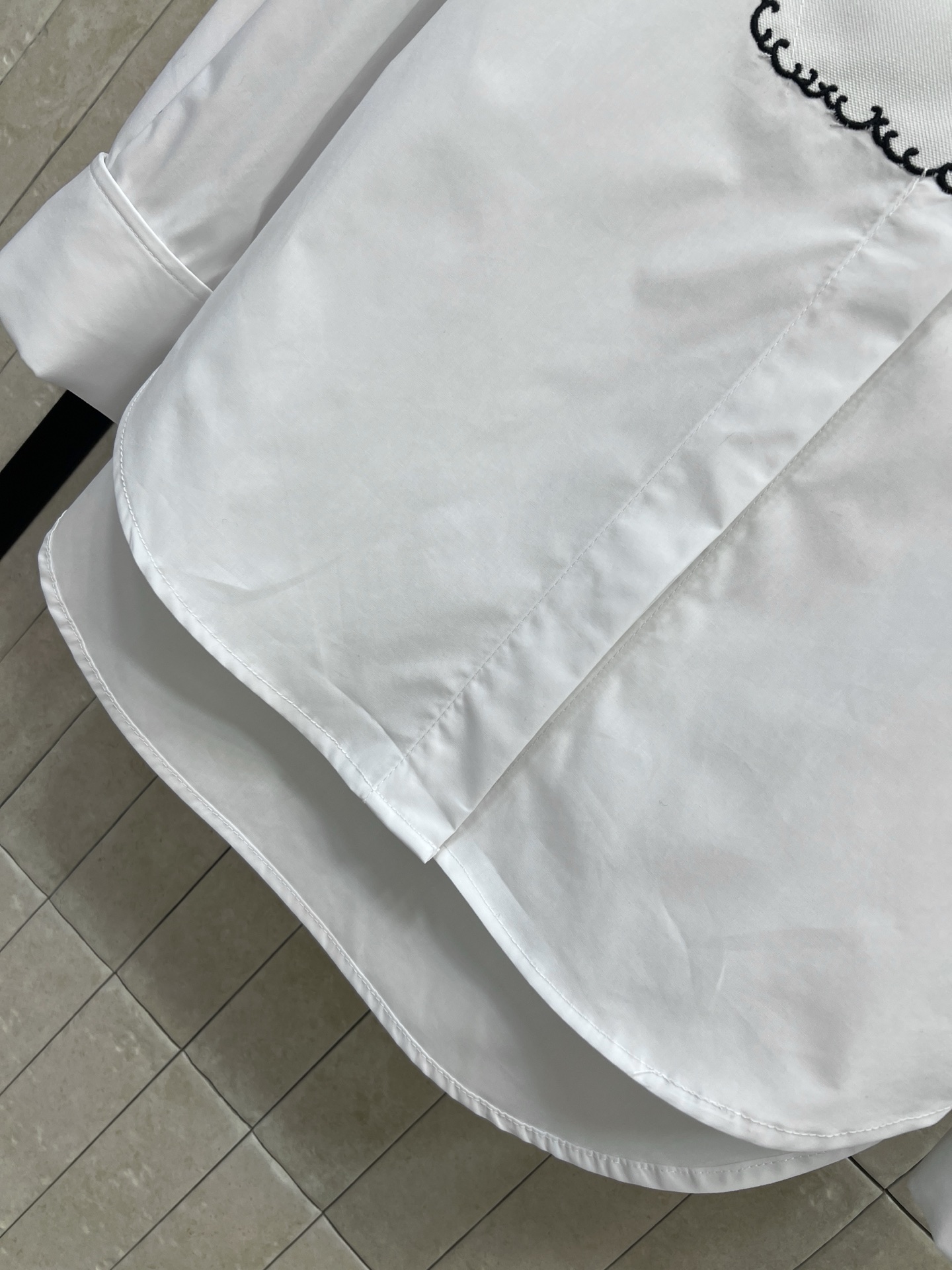 D家 26夏季新款 白色长袖衬衫 轻薄棉质面料 亲肤舒适 黑色花边在领口和小丁扣前襟 简约又时尚 弧形下摆遮胯显瘦 宽松