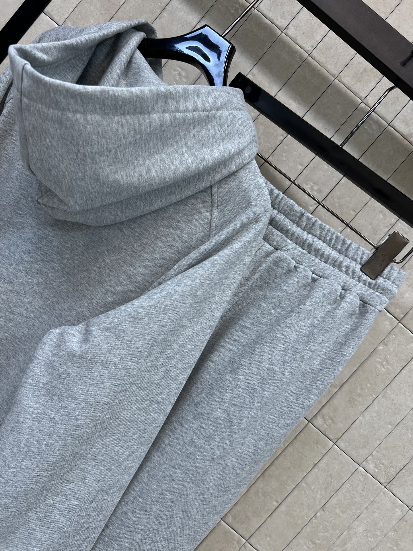 L家 26早秋新款 灰色连帽卫衣套装 连帽卫衣+抽绳长裤 棉质面料亲肤舒适 上衣做连帽袋鼠兜设计 胸前复古花卉字母印花 