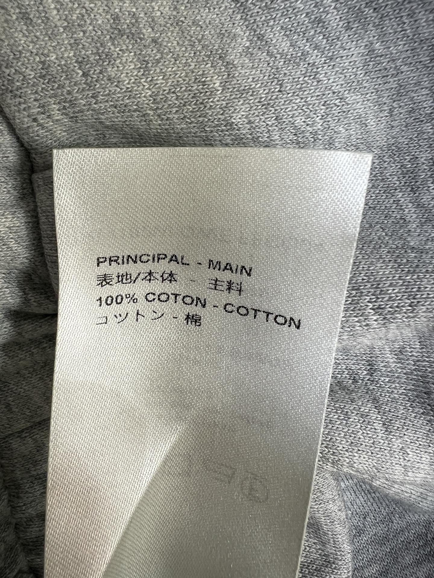 L家 26早秋新款 灰色连帽卫衣套装 连帽卫衣+抽绳长裤 棉质面料亲肤舒适 上衣做连帽袋鼠兜设计 胸前复古花卉字母印花 