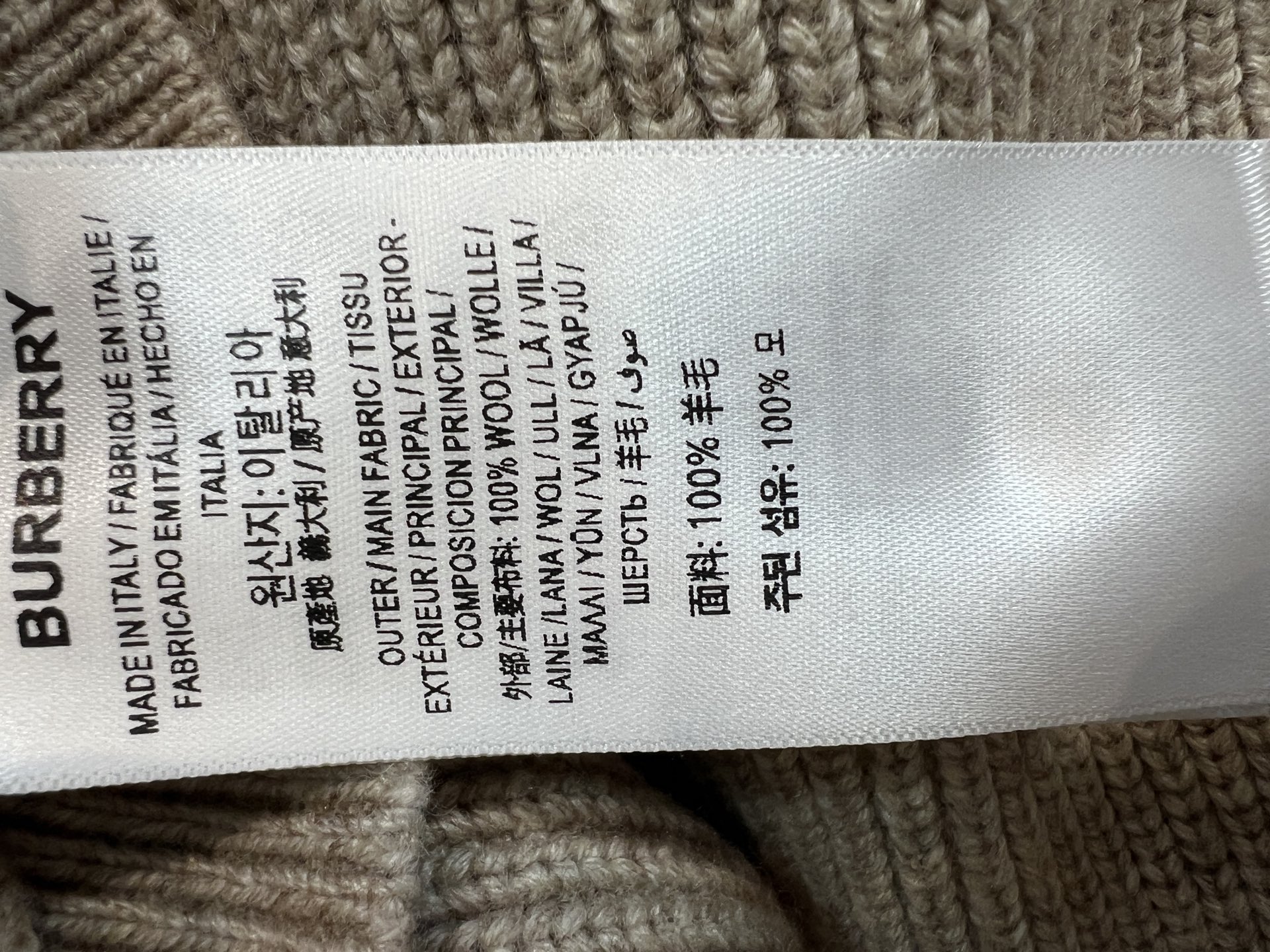 BUR家 26早秋新款 格纹口袋针织开衫 羊毛针织面料 精致木耳边小翻领 金属做旧纽扣点缀门襟 质感十足 下摆两侧格纹口 BUR家 26早秋新款 格纹口袋针织开衫 羊毛针织面料 精致木耳边小翻领 金属做旧纽扣点缀门襟 质感十足 下摆两侧格纹口
