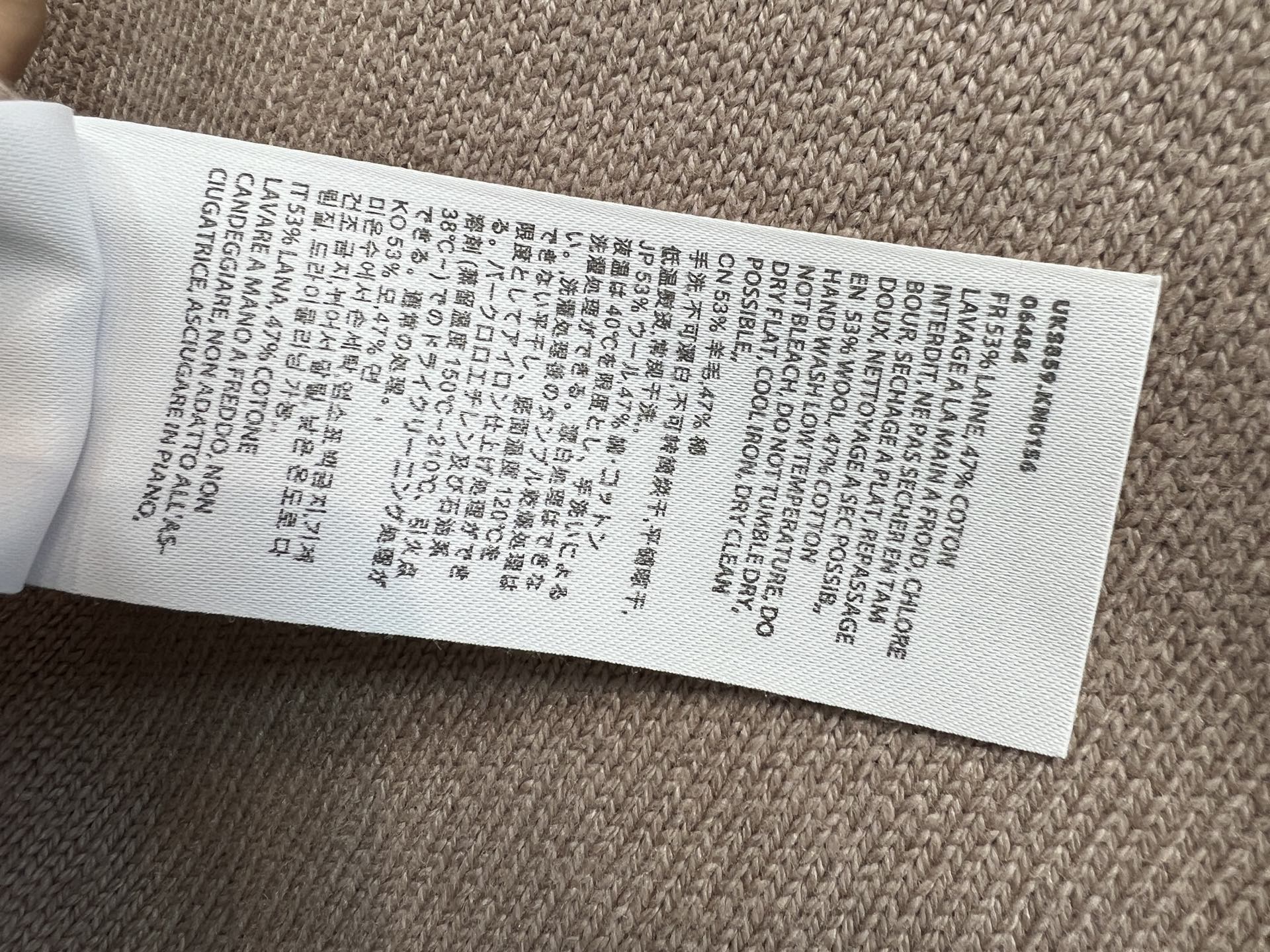 26早秋新款 圆领针织开衫 含羊毛针织面料 胸口爱心提花图案 氛围感十足 单排黑色纽扣开合 穿脱方便 罗纹收束领口 袖口