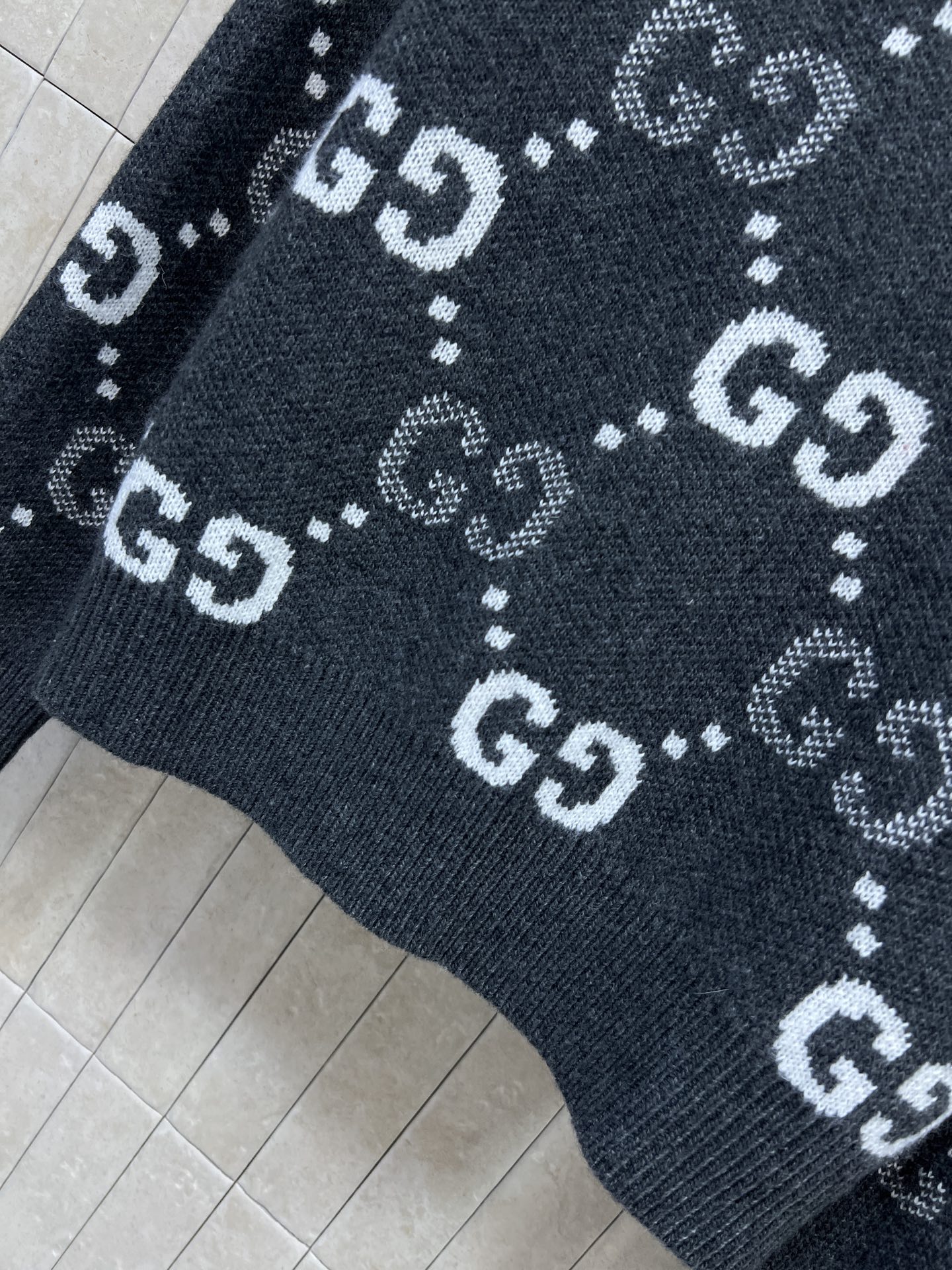 G家 26早秋新款 深灰提花针织毛衣 羊毛针织面料 软糯厚实 经典圆领版型上身简约大气 通体菱格排列双G提花图案 深浅撞 G家 26早秋新款 深灰提花针织毛衣 羊毛针织面料 软糯厚实 经典圆领版型上身简约大气 通体菱格排列双G提花图案 深浅撞
