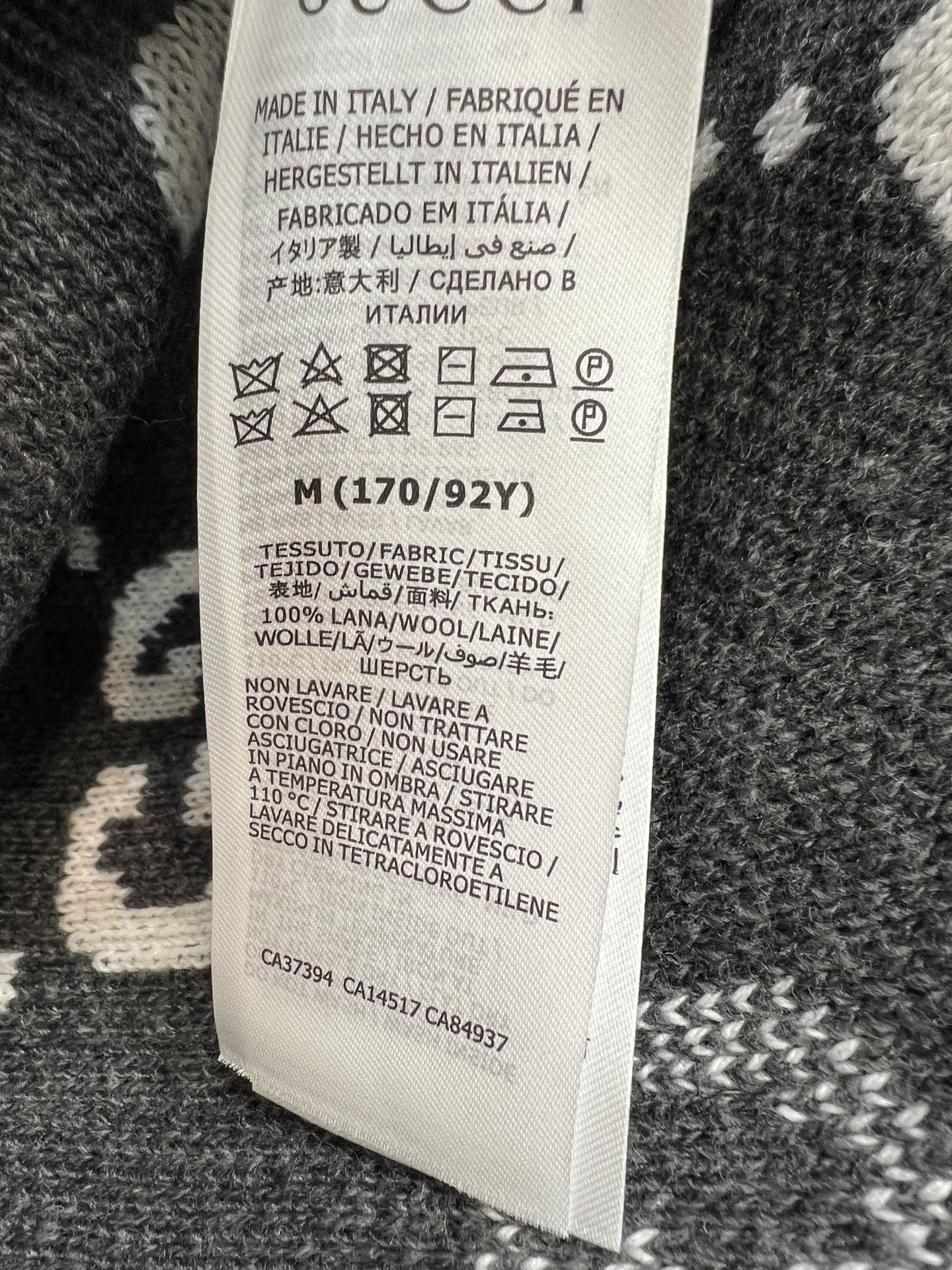 G家 26早秋新款 深灰提花针织毛衣 羊毛针织面料 软糯厚实 经典圆领版型上身简约大气 通体菱格排列双G提花图案 深浅撞 G家 26早秋新款 深灰提花针织毛衣 羊毛针织面料 软糯厚实 经典圆领版型上身简约大气 通体菱格排列双G提花图案 深浅撞