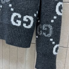 G家 26早秋新款 深灰提花针织毛衣 羊毛针织面料 软糯厚实 经典圆领版型上身简约大气 通体菱格排列双G提花图案 深浅撞 G家 26早秋新款 深灰提花针织毛衣 羊毛针织面料 软糯厚实 经典圆领版型上身简约大气 通体菱格排列双G提花图案 深浅撞