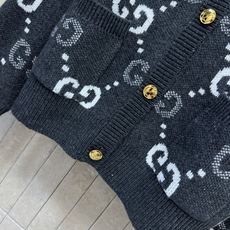 G家 26早秋新款 深灰提花针织开衫 采用羊毛针织面料 全身菱格排布双G提花 撞色织花肌理丰富 辨识度拉满 金属金色纽扣 G家 26早秋新款 深灰提花针织开衫 采用羊毛针织面料 全身菱格排布双G提花 撞色织花肌理丰富 辨识度拉满 金属金色纽扣