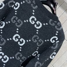 G家 26早秋新款 深灰提花针织开衫 采用羊毛针织面料 全身菱格排布双G提花 撞色织花肌理丰富 辨识度拉满 金属金色纽扣 G家 26早秋新款 深灰提花针织开衫 采用羊毛针织面料 全身菱格排布双G提花 撞色织花肌理丰富 辨识度拉满 金属金色纽扣