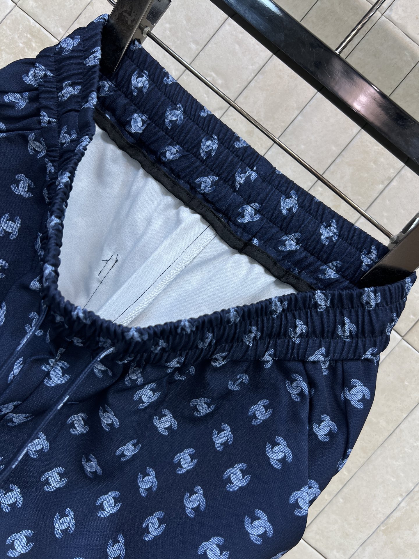 C家 26早秋新款 藏青满印抽绳长裤 面料垂顺上身轻盈舒适 松紧抽绳腰头 不挑腰围 穿脱自在 宽松直筒阔腿裤型 藏肉显瘦