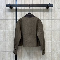 PD家 26早秋新款 短款毛呢夹克外套 灯芯绒撞色翻领 层次质感满满 金属拉链门襟 胸口三角标识点缀 低调辨识度拉满 短 PD家 26早秋新款 短款毛呢夹克外套 灯芯绒撞色翻领 层次质感满满 金属拉链门襟 胸口三角标识点缀 低调辨识度拉满 短
