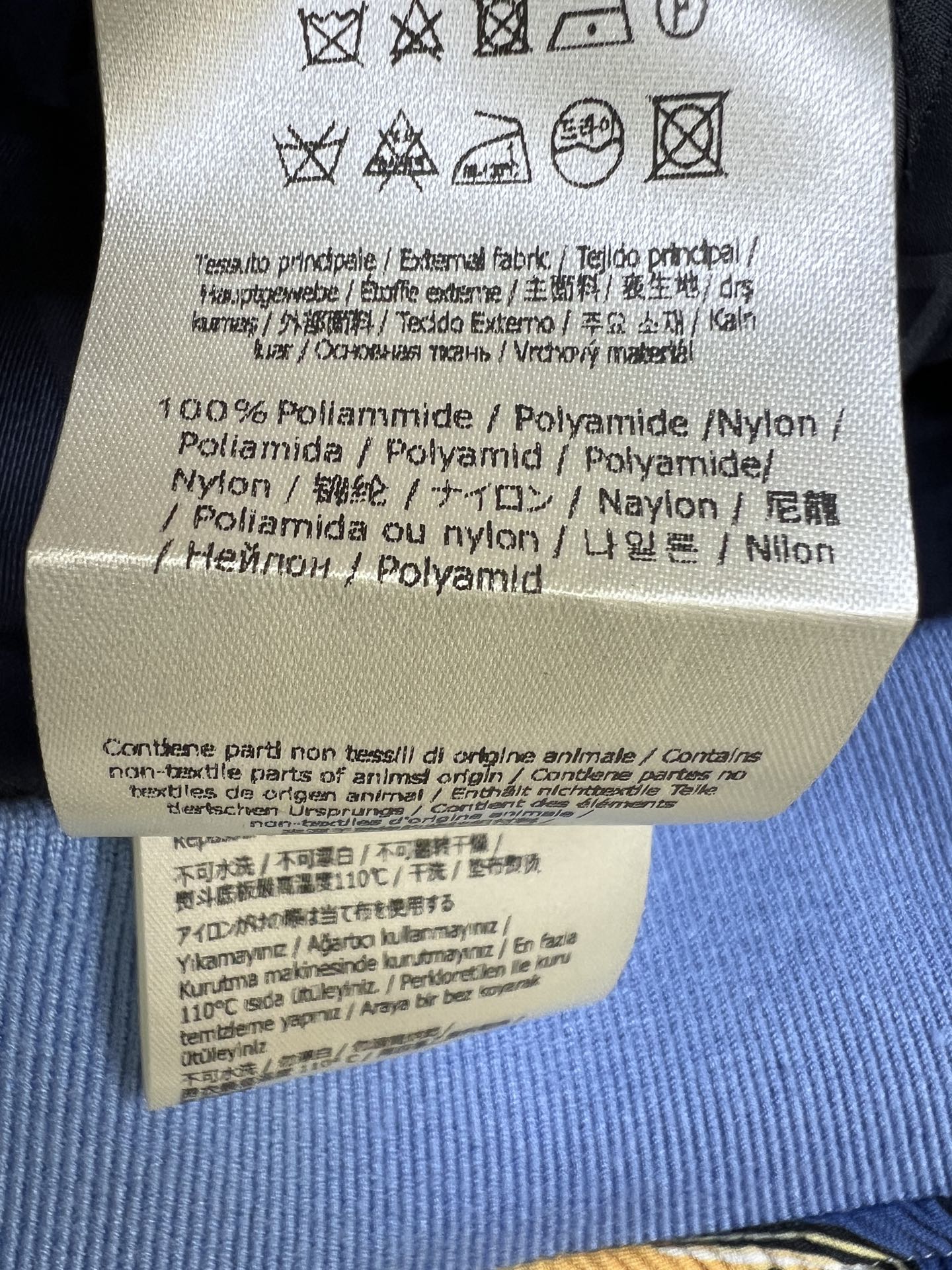FD家 26早秋新款 双面立领夹克外套 面料顺滑挺括 一面满印藏青暗纹老花 另一面是趣味印花 艺术感拉满 立领搭配金属拉