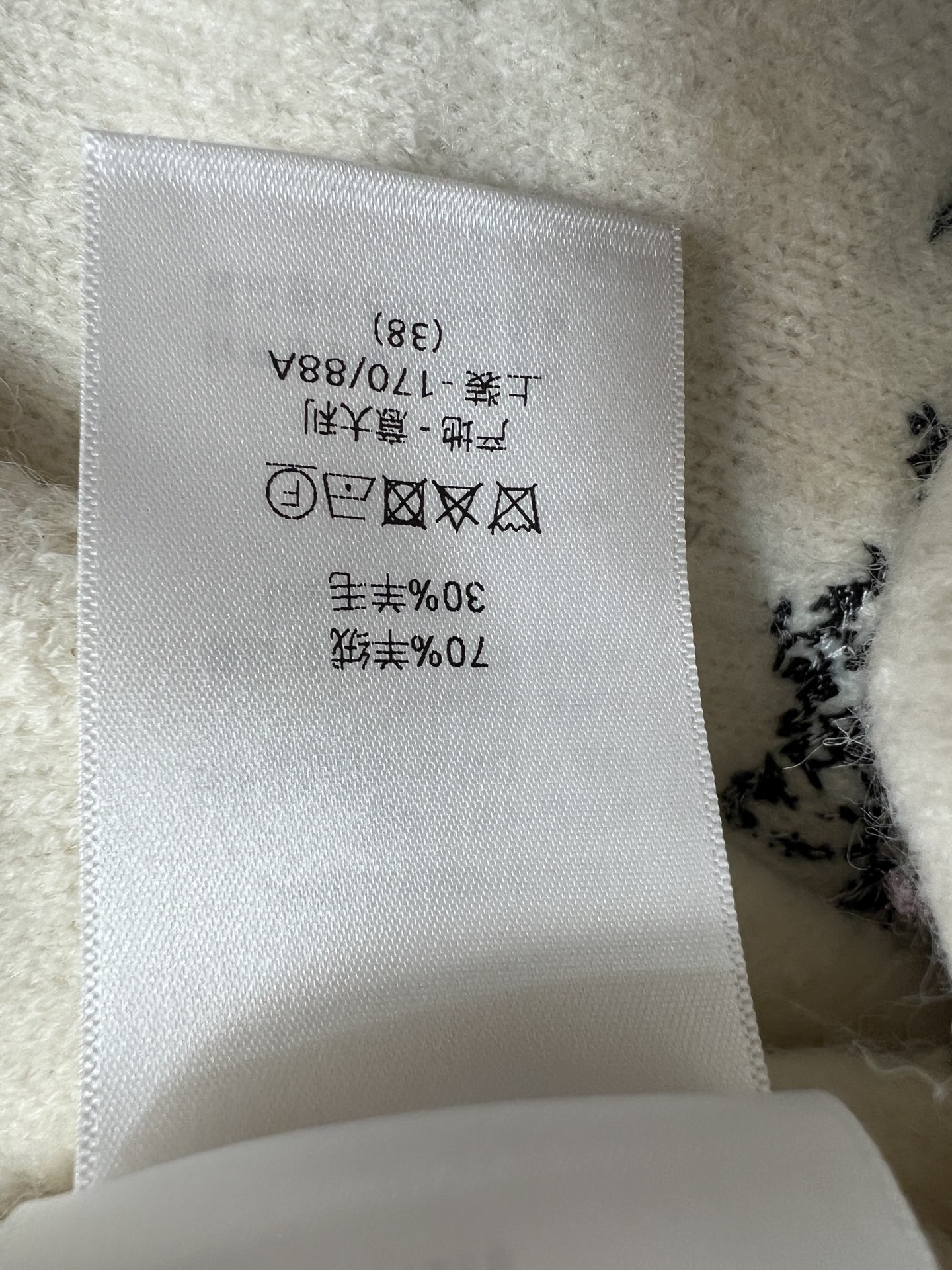 D家 26早秋新款 米白菱格针织开衫 70羊绒+30羊毛面料 菱格肌理 触感软糯厚实 宽大翻领设计 后领logo点缀 单