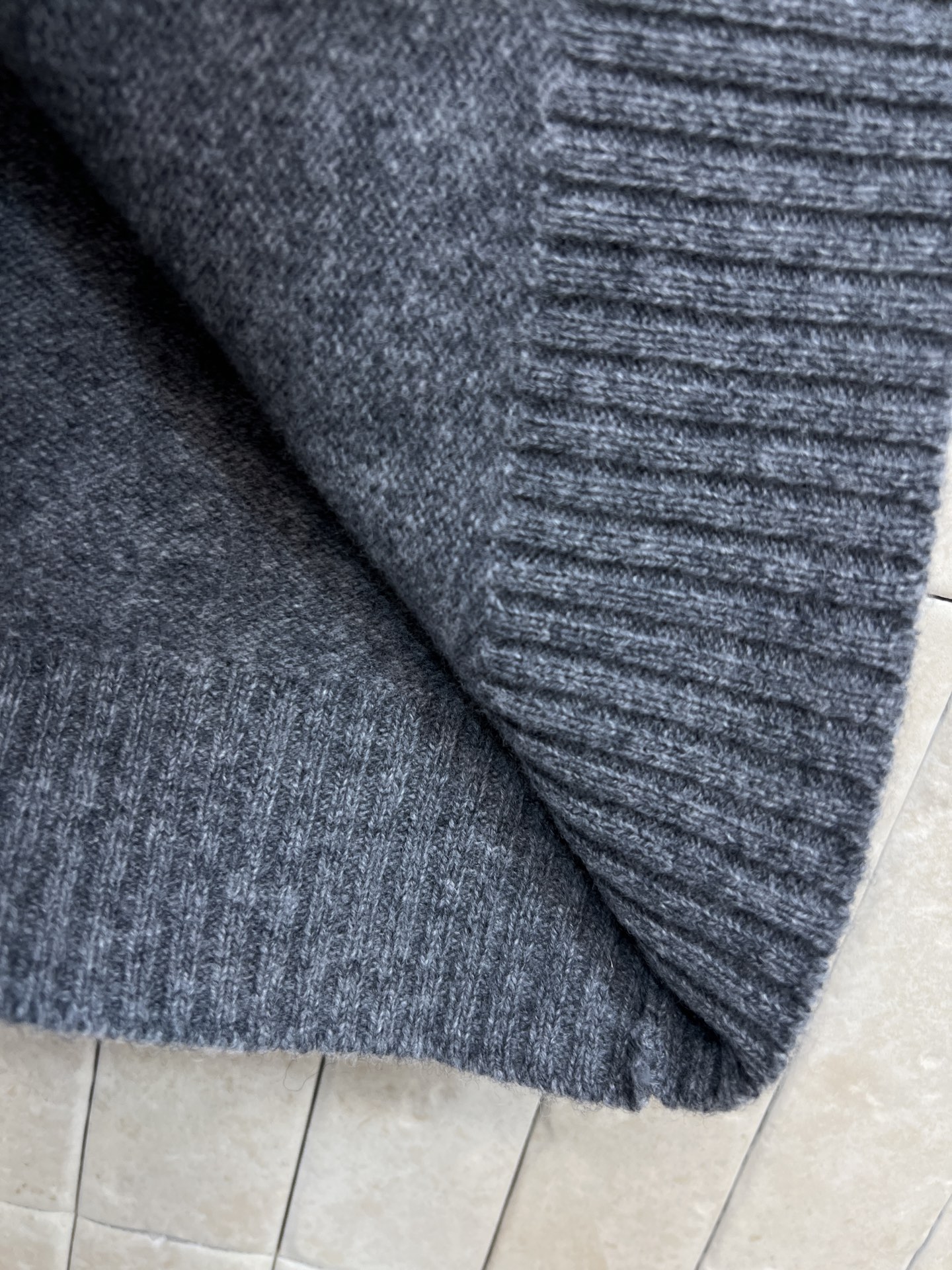 C家 26早秋新款 立领短袖针织上衣 细腻软糯面料含羊毛 简约立领修饰脖颈线条 胸前精致金属双C标识作为点睛细节 短袖剪