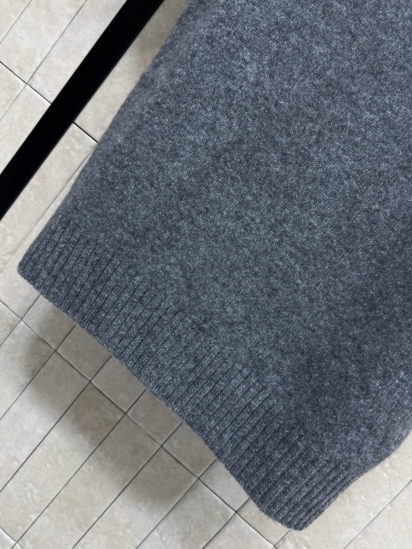 C家 26早秋新款 立领短袖针织上衣 细腻软糯面料含羊毛 简约立领修饰脖颈线条 胸前精致金属双C标识作为点睛细节 短袖剪