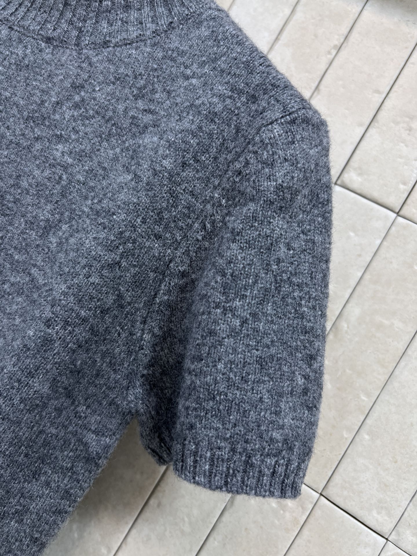 C家 26早秋新款 立领短袖针织上衣 细腻软糯面料含羊毛 简约立领修饰脖颈线条 胸前精致金属双C标识作为点睛细节 短袖剪