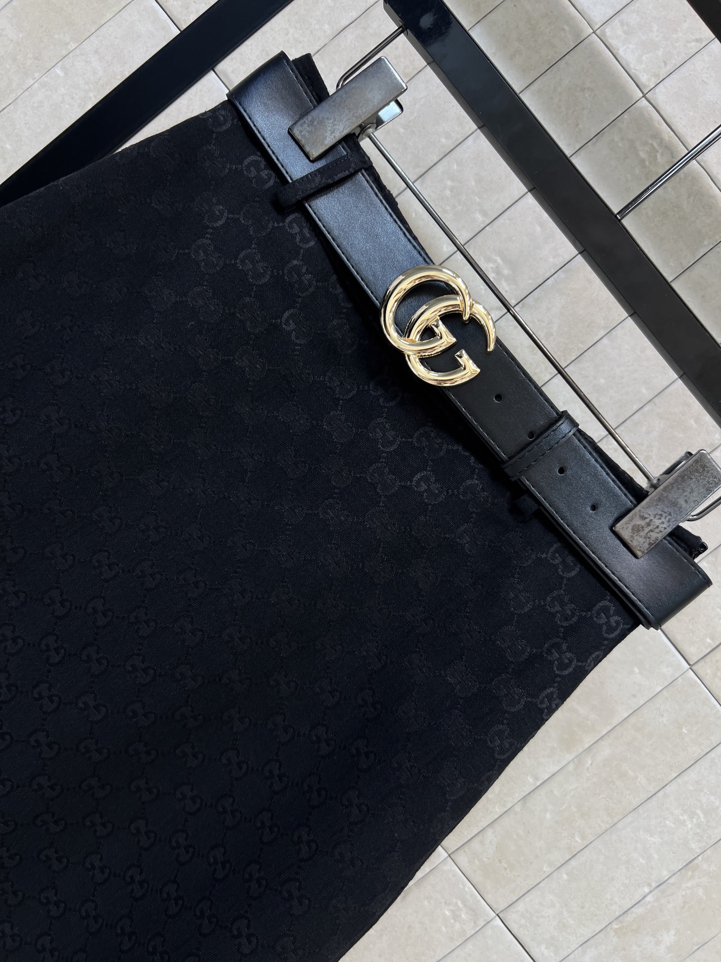 G家 26早秋新款 黑色提花中长裙 牛仔棉面料挺括有型 低调暗纹GG提花 自带沉稳高级质感 搭配同系列金属标腰带 精准拉