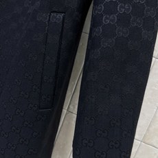 G家 26早秋新款 黑色提花中长大衣 棉质面料挺括 内里顺滑 通体GG暗纹提花 低调不张扬 简约翻领版型修饰颈部线条 G家 26早秋新款 黑色提花中长大衣 棉质面料挺括 内里顺滑 通体GG暗纹提花 低调不张扬 简约翻领版型修饰颈部线条