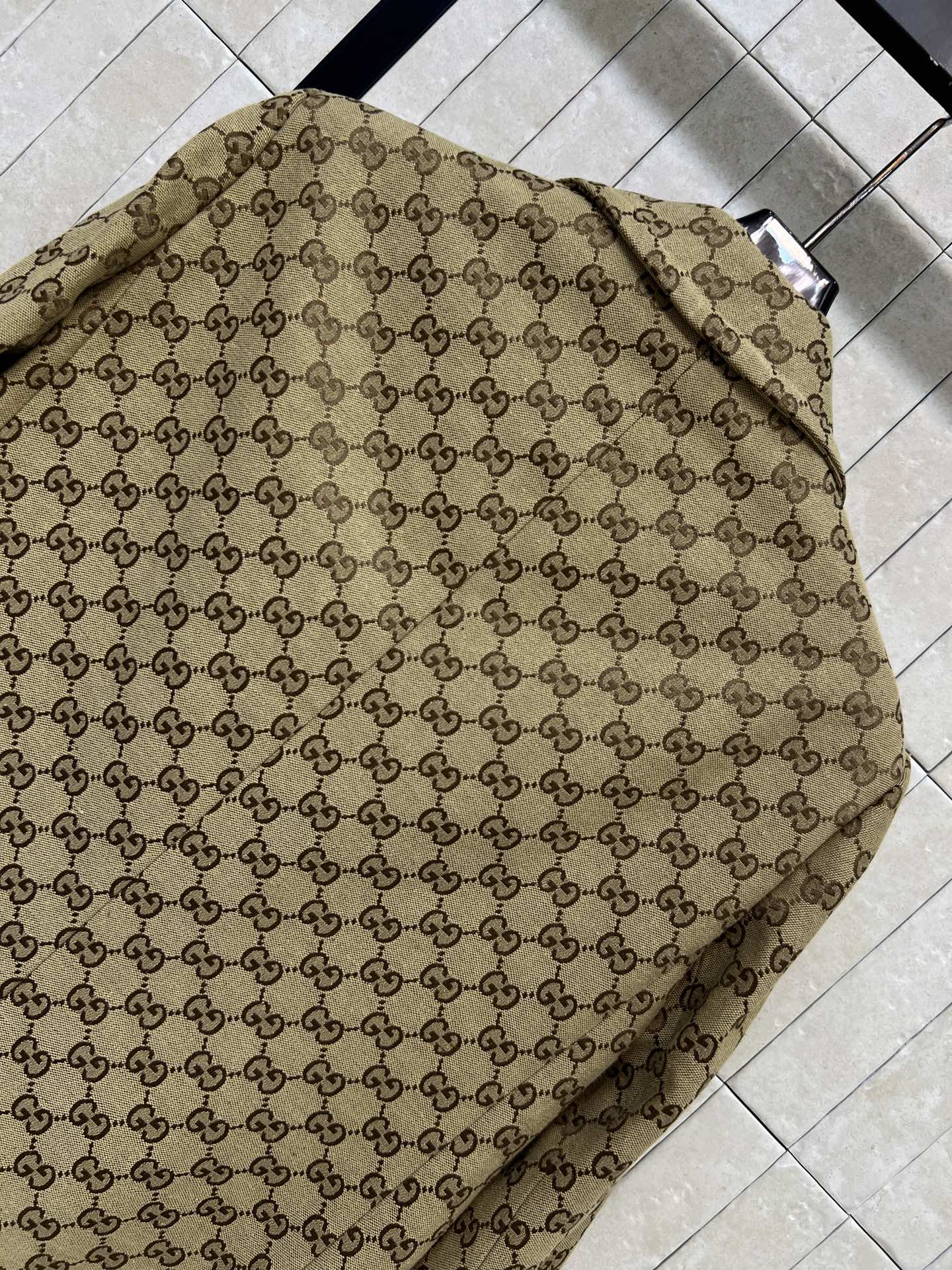 G家 26早秋新款 卡其提花中长大衣 棉质面料挺括厚实 内里顺滑 GG提花自带氛围感 简约翻领利落大方 单排纽扣开合设计 G家 26早秋新款 卡其提花中长大衣 棉质面料挺括厚实 内里顺滑 GG提花自带氛围感 简约翻领利落大方 单排纽扣开合设计
