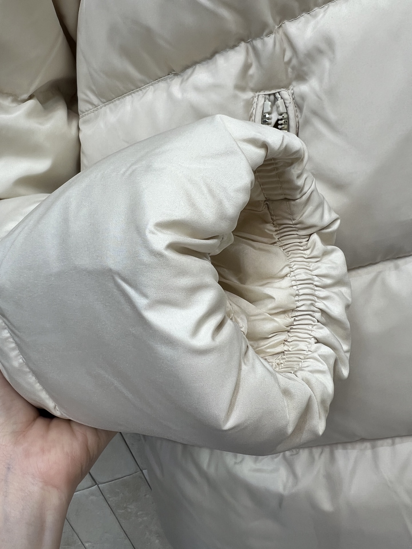 MO家 26秋冬新款 连帽大毛领羽绒外套 连帽设计防风 填充90白鹅绒 轻盈保暖 可拆卸大毛领 氛围感十足 横向绗缝锁绒