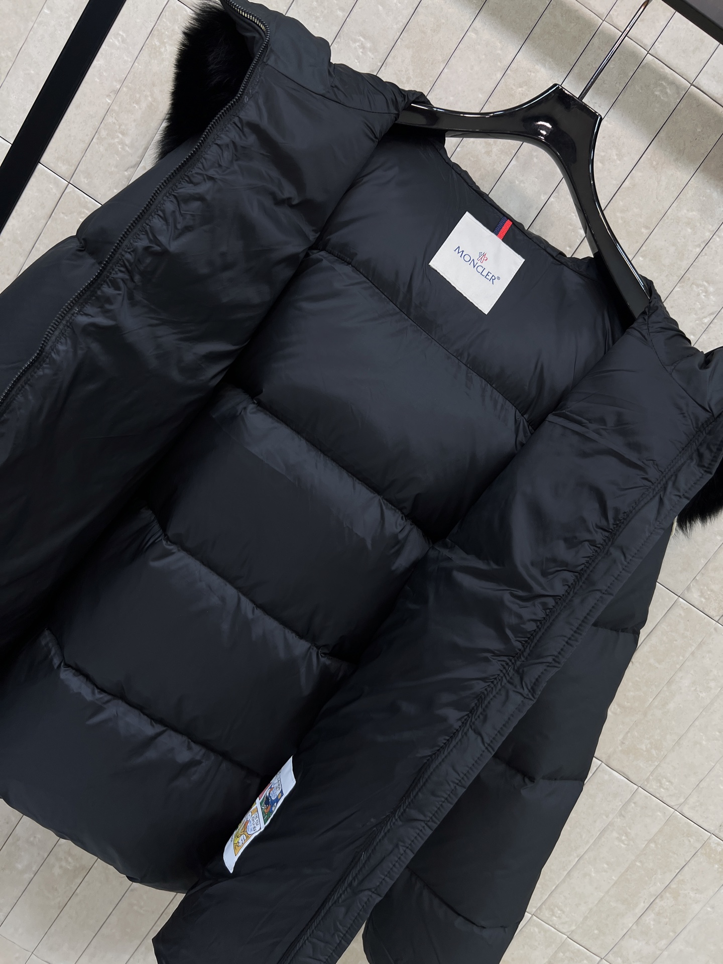 MO家 26秋冬新款 连帽大毛领羽绒外套 连帽设计防风 填充90白鹅绒 轻盈保暖 可拆卸大毛领 氛围感十足 横向绗缝锁绒