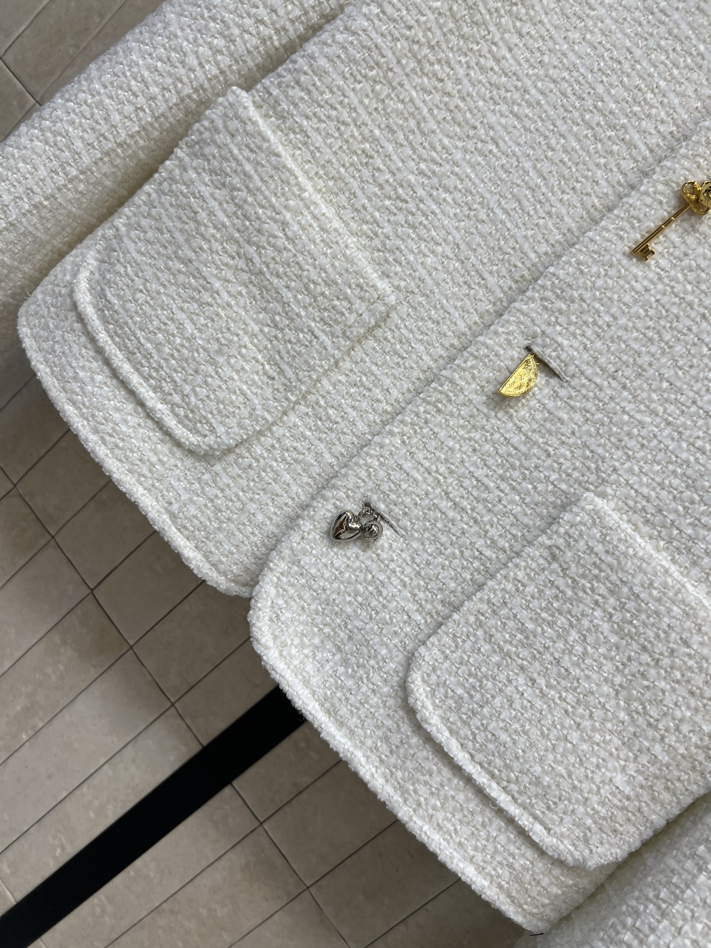CE家 26早秋新款 小香风短款外套 肌理感面料含羊毛 质感高级耐看 简约圆领设计 搭配金属异形扣 别致吸睛 两侧贴袋增