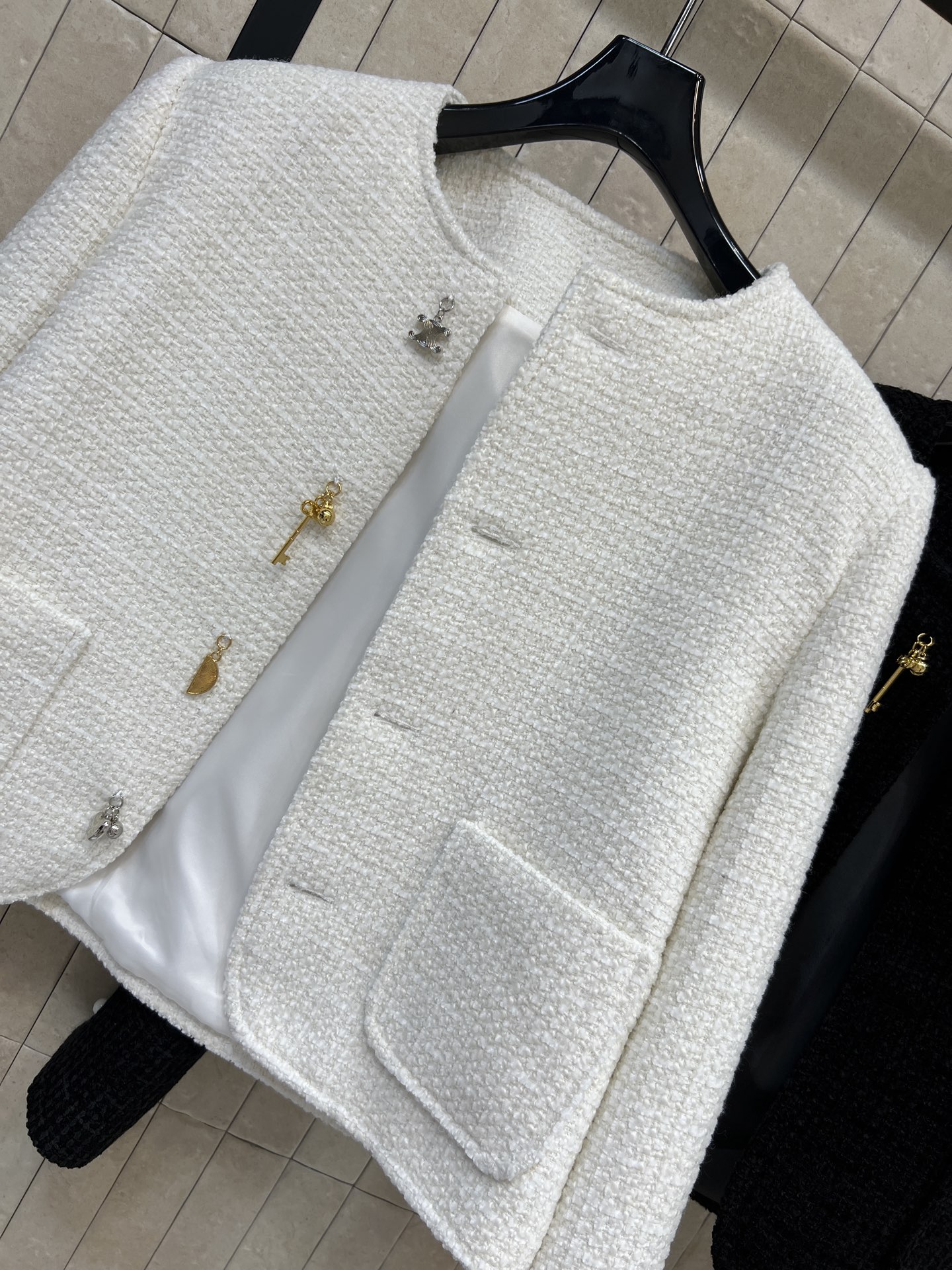 CE家 26早秋新款 小香风短款外套 肌理感面料含羊毛 质感高级耐看 简约圆领设计 搭配金属异形扣 别致吸睛 两侧贴袋增