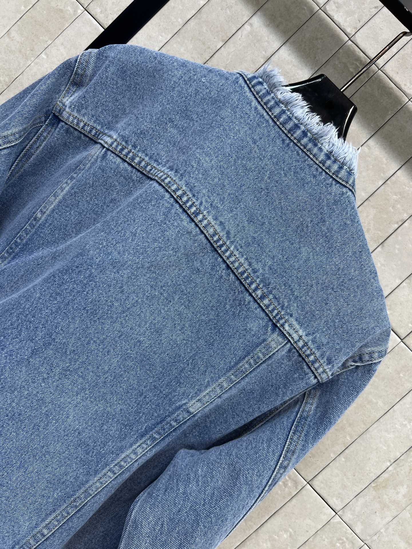 CE家 26早秋新款 毛边圆领牛仔外套 复古水洗牛仔棉面料 领口做毛边设计 自带随性氛围感 经典胸前双贴盖搭配金属纽扣 