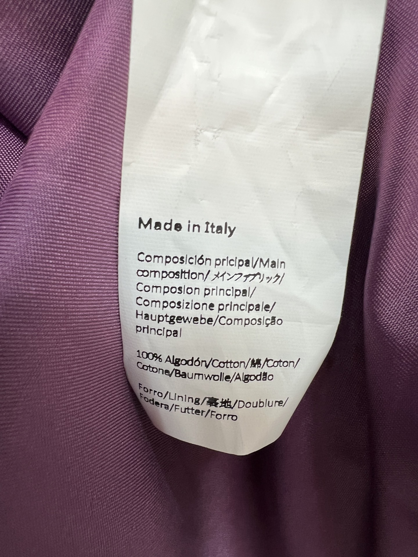 LW家 26早秋新款 灯芯绒短款外套 复古棉质灯芯绒面料 肌理感满满 经典翻领设计 金属纽扣点缀衣身 胸前双口袋增添造型