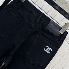 C家 26早秋新款 黑色高腰小脚牛仔裤 经典水洗牛仔棉面料质感 高腰设计拉高腰线 优化身材比例 标准五袋牛仔结构 小脚裤 C家 26早秋新款 黑色高腰小脚牛仔裤 经典水洗牛仔棉面料质感 高腰设计拉高腰线 优化身材比例 标准五袋牛仔结构 小脚裤