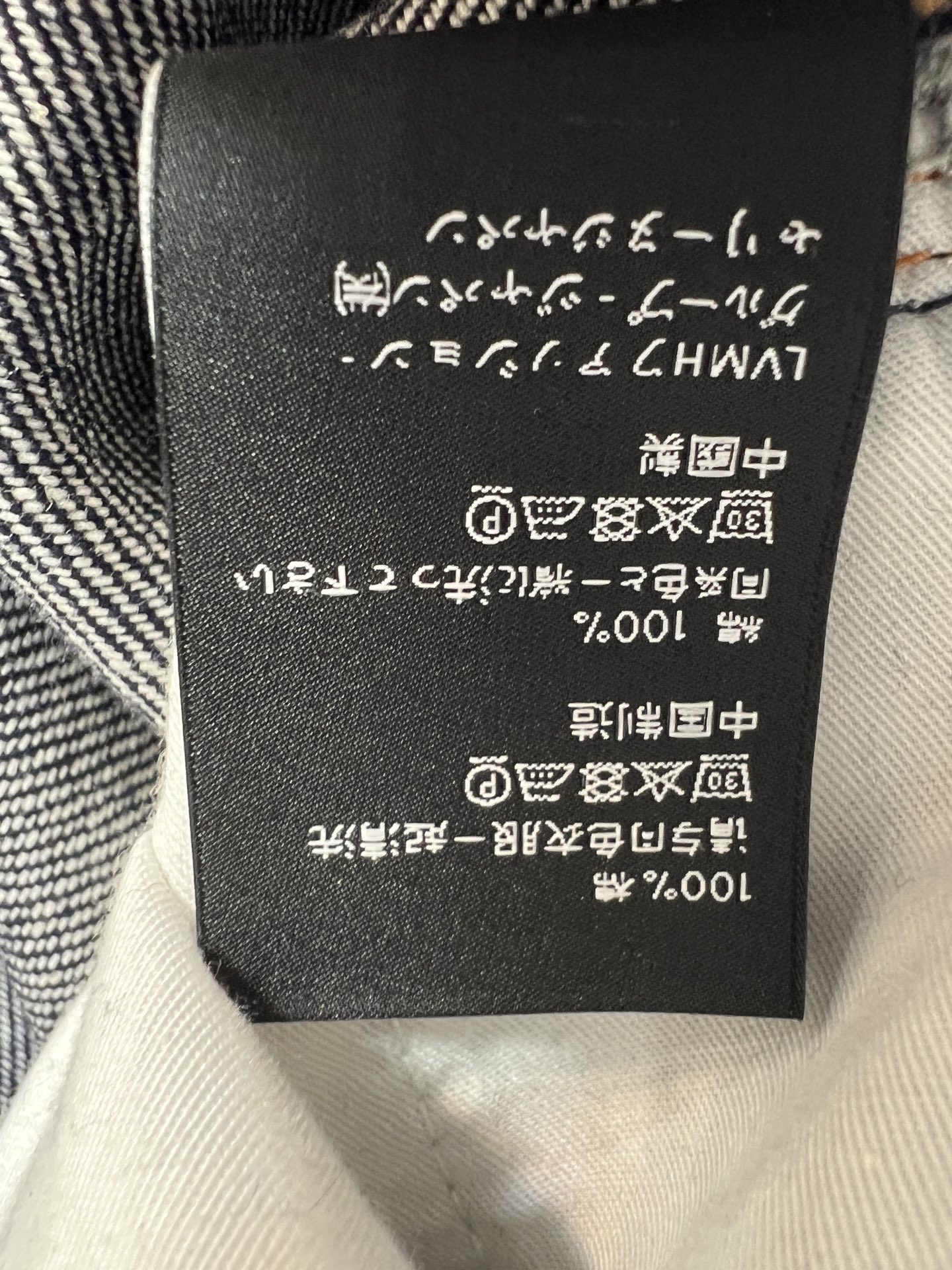 26早秋新款 深蓝直筒牛仔裤 经典牛仔棉面料 橙黄色明线走线 高腰剪裁 轻松拉高腰线 标准五袋牛仔设计 宽松阔腿裤管垂感 26早秋新款 深蓝直筒牛仔裤 经典牛仔棉面料 橙黄色明线走线 高腰剪裁 轻松拉高腰线 标准五袋牛仔设计 宽松阔腿裤管垂感