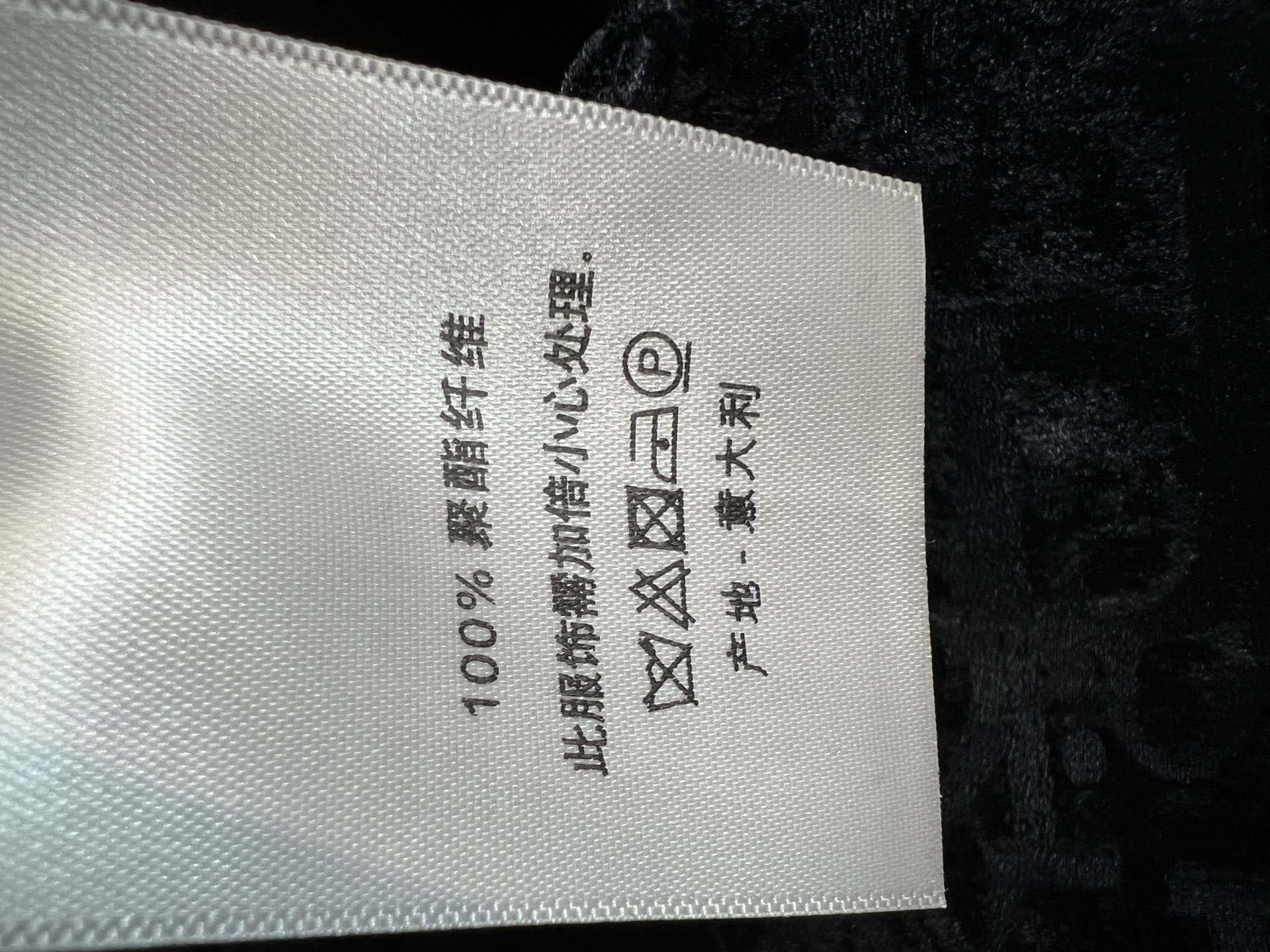 D家 26早秋新款 藏青植绒提花套装 短款外套+阔腿长裤 整套采用暗纹植绒提花 外套胸前双口袋搭配金属纽扣 利落短款拉高