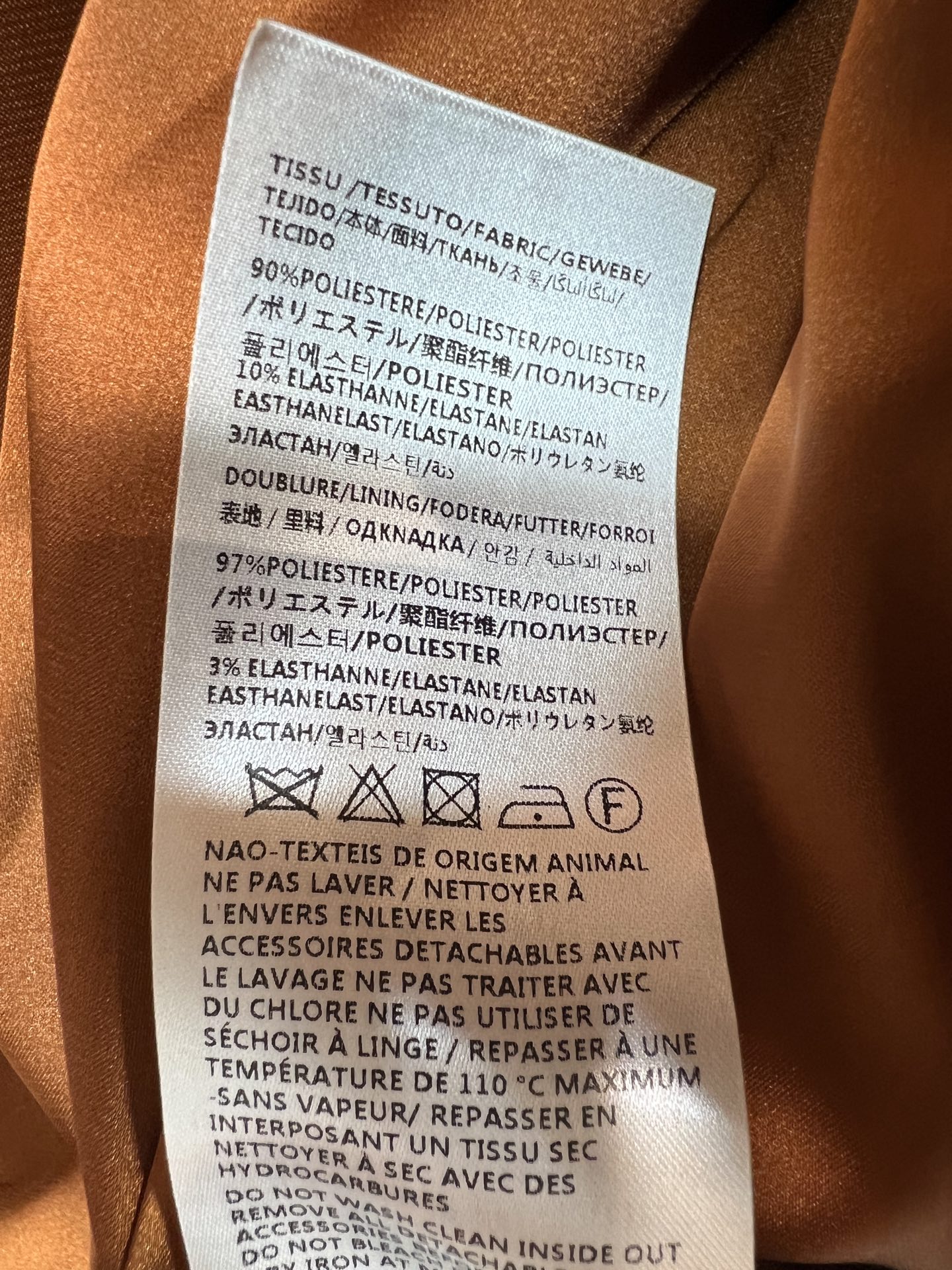 SLP家 26早秋新款 复古麂皮圆领短外套 质感细腻的麂皮面料 自带复古氛围感 圆领设计简约大气 搭配精致金扣 高级感十