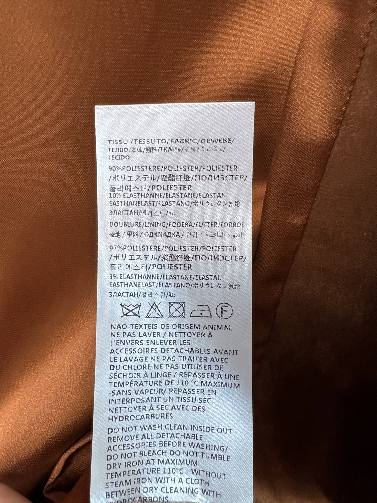 SLP家 26早秋新款 复古麂皮圆领马甲 细腻麂皮质感 自带秋日复古氛围 简约圆领无袖设计 前排精致金色纽扣点缀 利落大