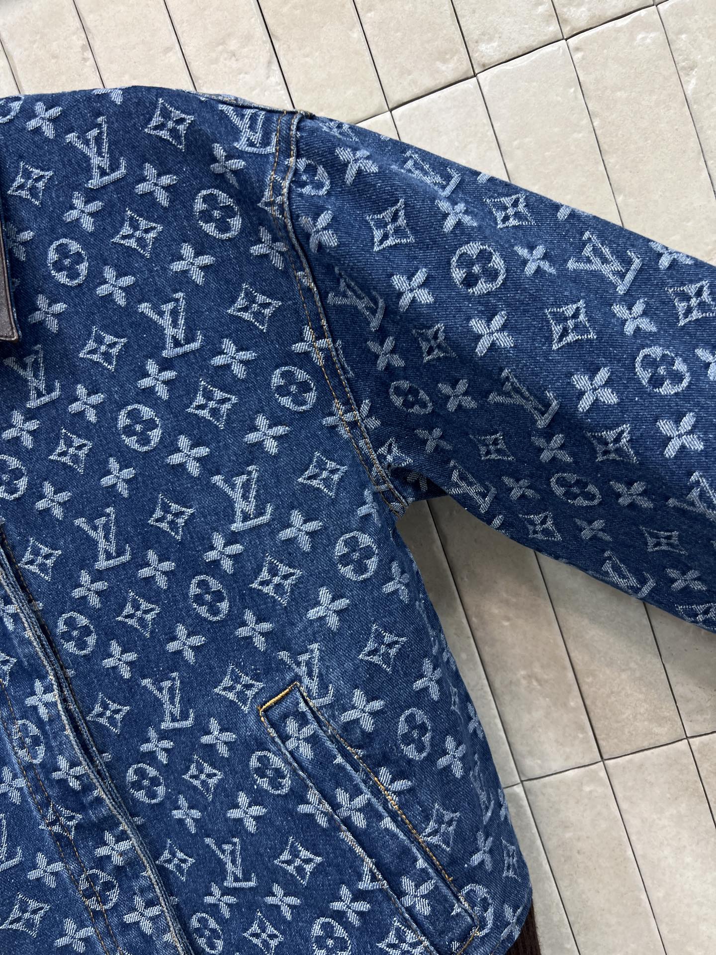 L家 26早秋新款 皮领拼接牛仔外套 经典满印老花牛仔棉面料 搭配撞色皮质翻领 罗纹收口下摆与袖口 利落锁住版型 斜插口