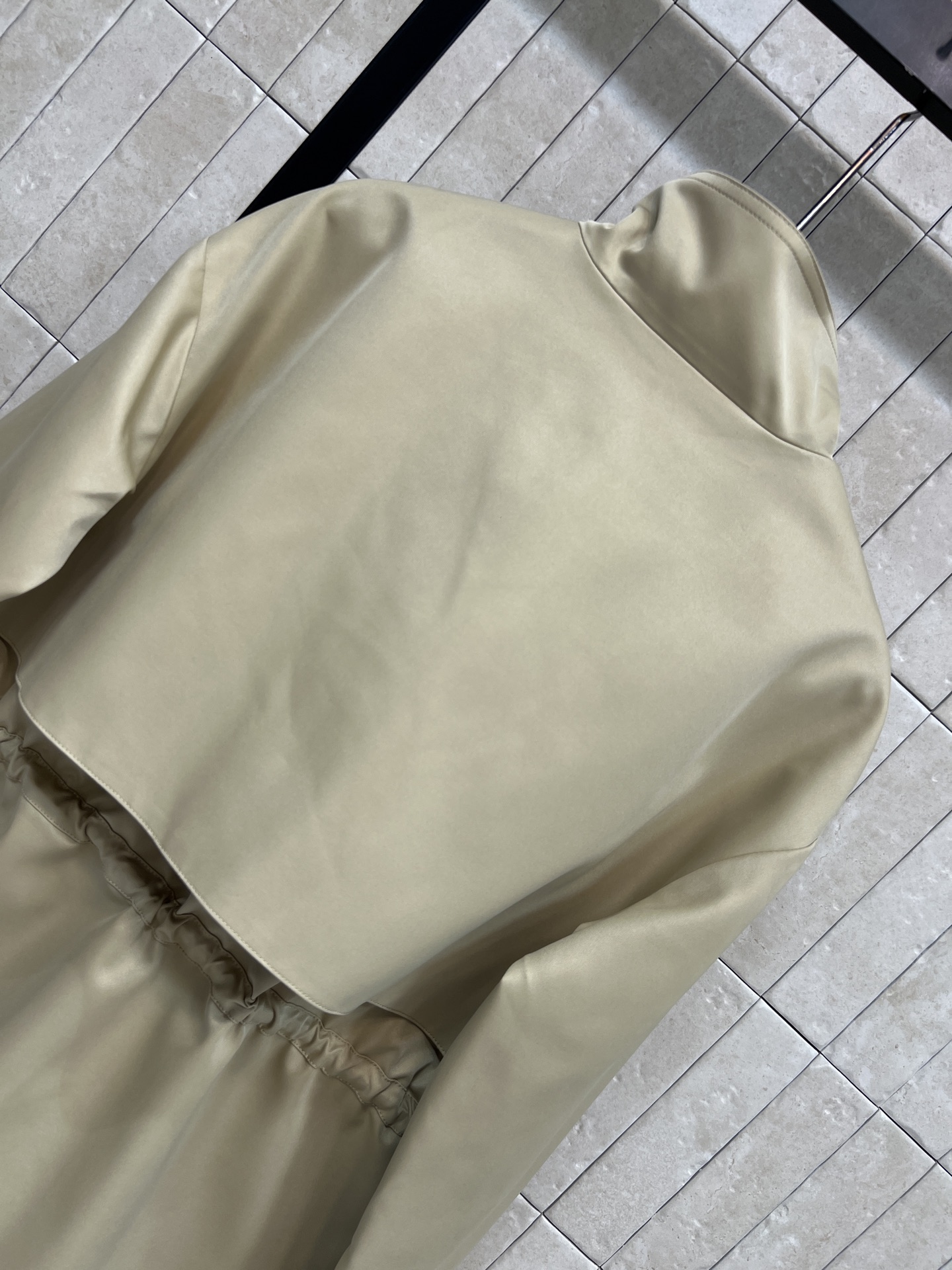 PD家 26早秋新款 卡其立领风衣 外套 挺括立领防风利落 胸前三角logo点缀 腰部自带抽绳可自由调节松紧 轻松塑造腰 PD家 26早秋新款 卡其立领风衣 外套 挺括立领防风利落 胸前三角logo点缀 腰部自带抽绳可自由调节松紧 轻松塑造腰
