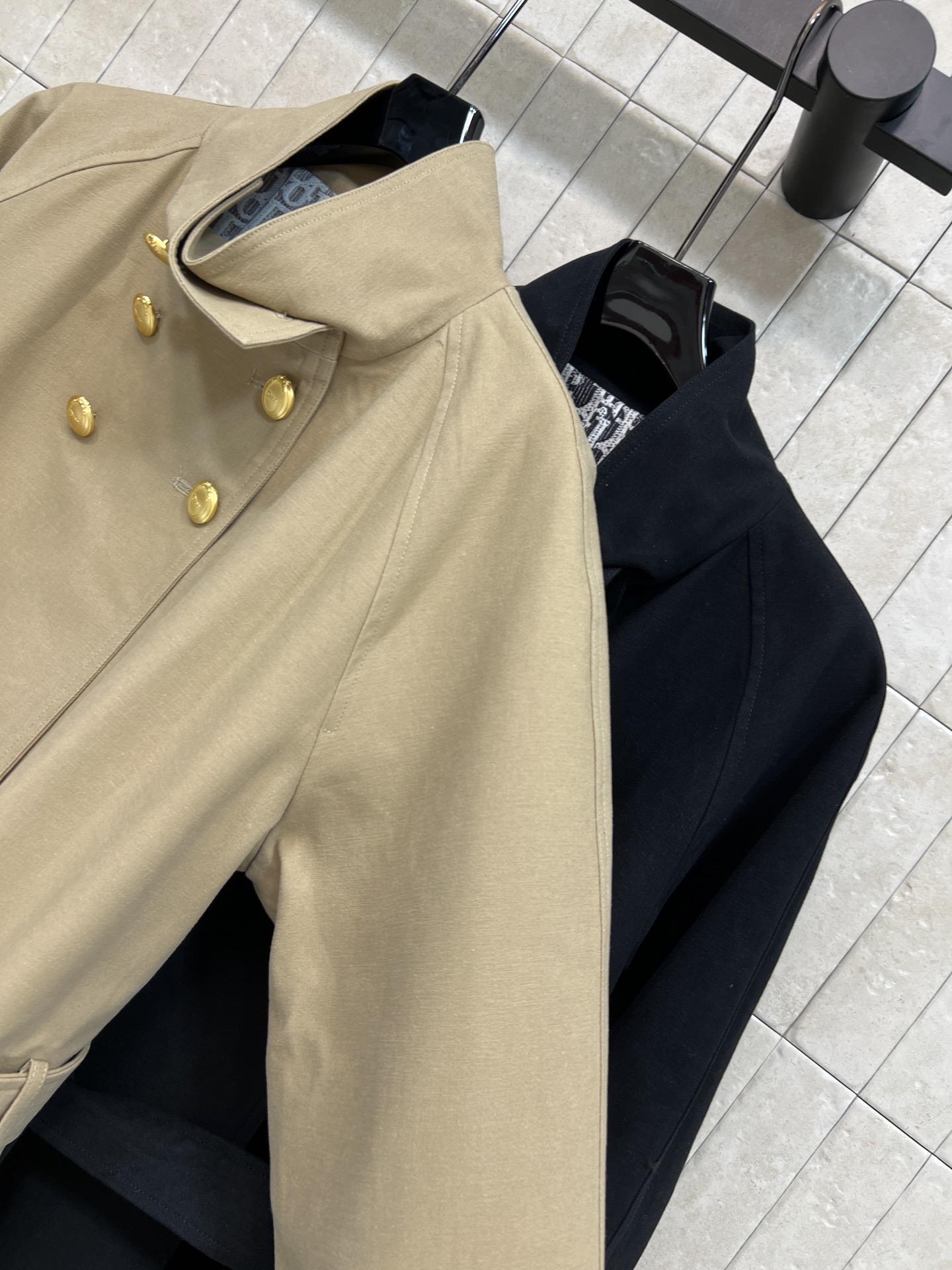 D家 26早秋新款 立领双排扣风衣外套 棉质面料挺括有型 经典立领搭配金色双排扣 自带同色系腰带 轻松收束腰线 翻折袖口