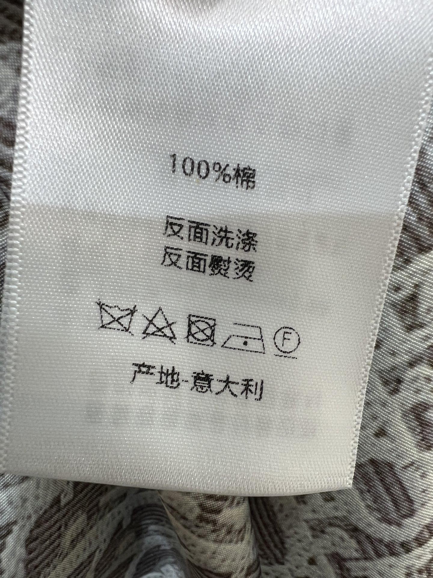 D家 26早秋新款 立领双排扣风衣外套 棉质面料挺括有型 经典立领搭配金色双排扣 自带同色系腰带 轻松收束腰线 翻折袖口