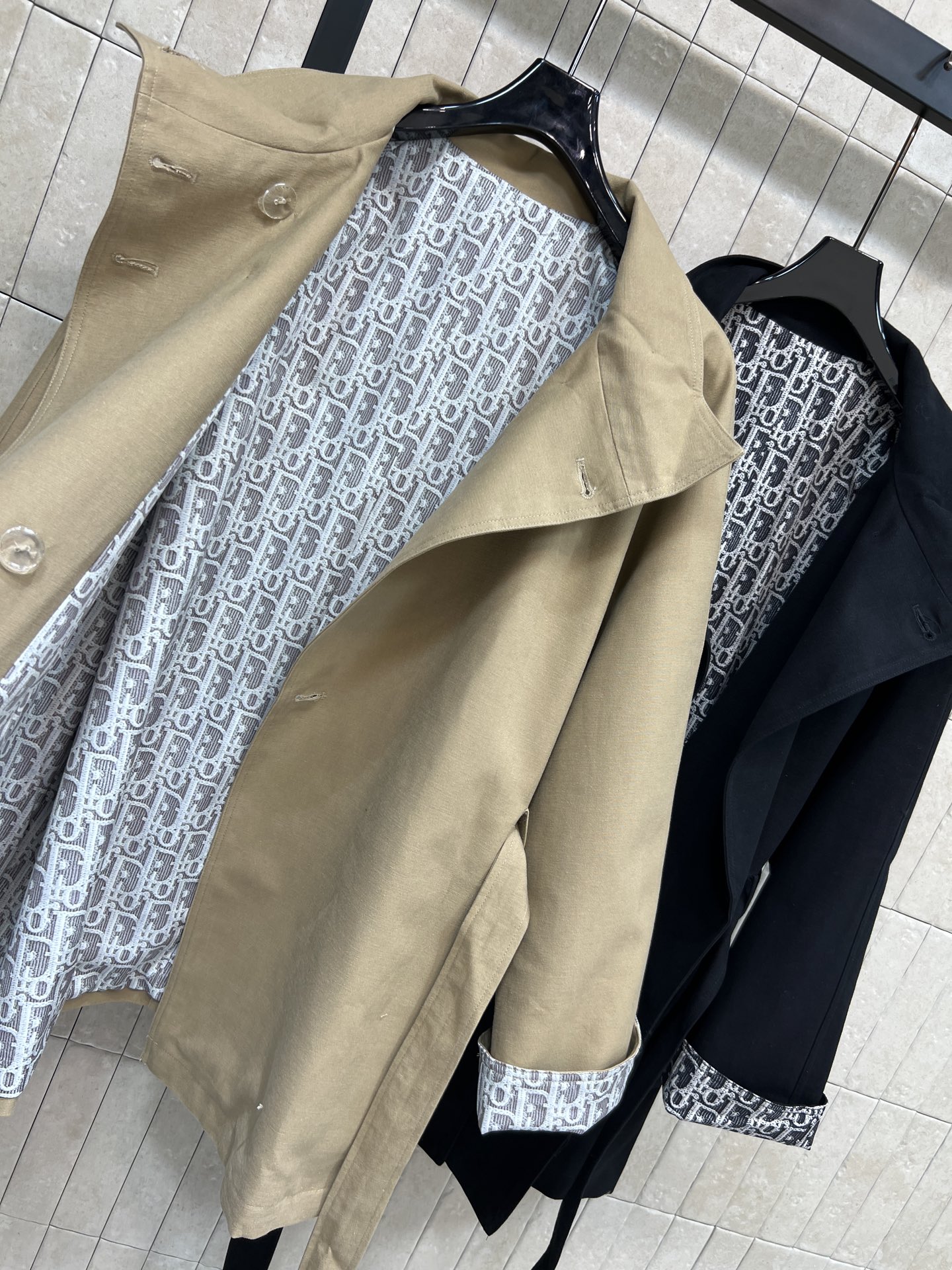 D家 26早秋新款 立领双排扣风衣外套 棉质面料挺括有型 经典立领搭配金色双排扣 自带同色系腰带 轻松收束腰线 翻折袖口