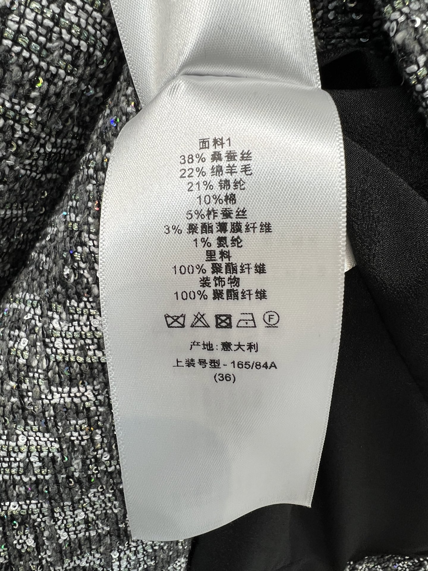 D家 26早秋新款 亮片粗花呢无袖背心裙 粗花呢混着细闪亮片 自带细腻光泽感 简约圆领无袖剪裁 利落直筒版型 不挑身材还