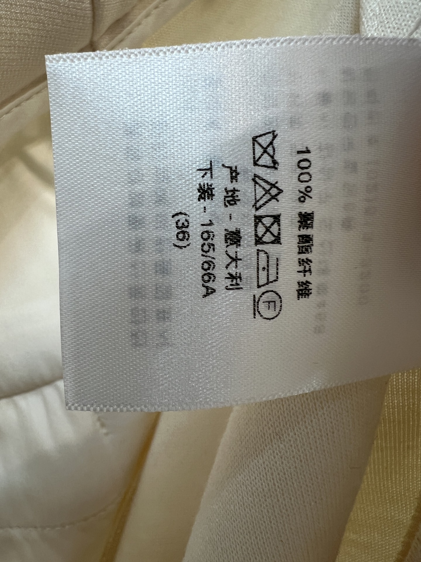 D家 26早秋新款 高腰直筒长裤 垂顺挺括垂坠面料 高腰剪裁轻松拉高腰线 裤身利落中缝线 裤脚侧边一排精致同色盘扣 搭配