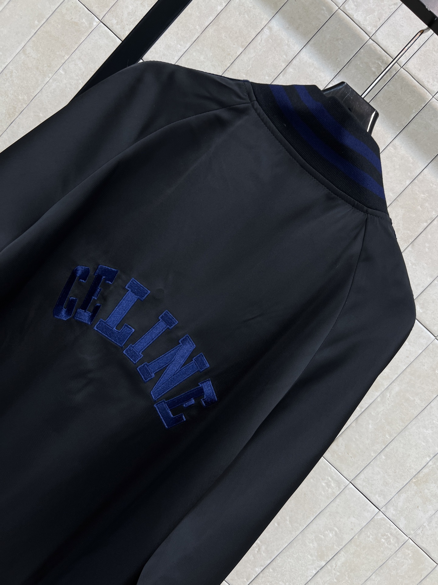 CE家 26早秋新款 绣花棒球服外套 质感面料自带柔光 藏青撞色蓝条纹罗纹领 袖口与下摆 复古氛围感拉满 后背logo刺