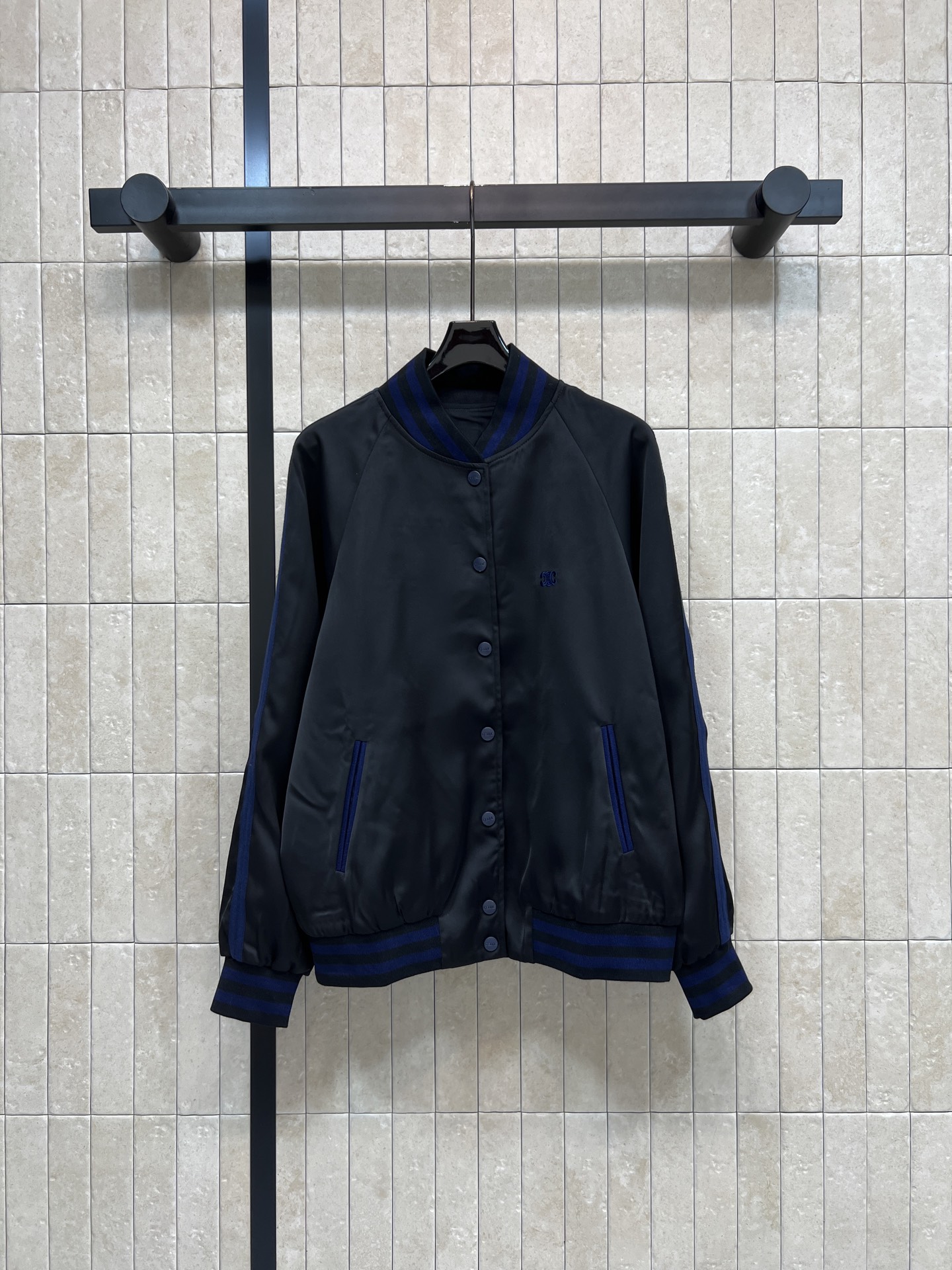 CE家 26早秋新款 绣花棒球服外套 质感面料自带柔光 藏青撞色蓝条纹罗纹领 袖口与下摆 复古氛围感拉满 后背logo刺