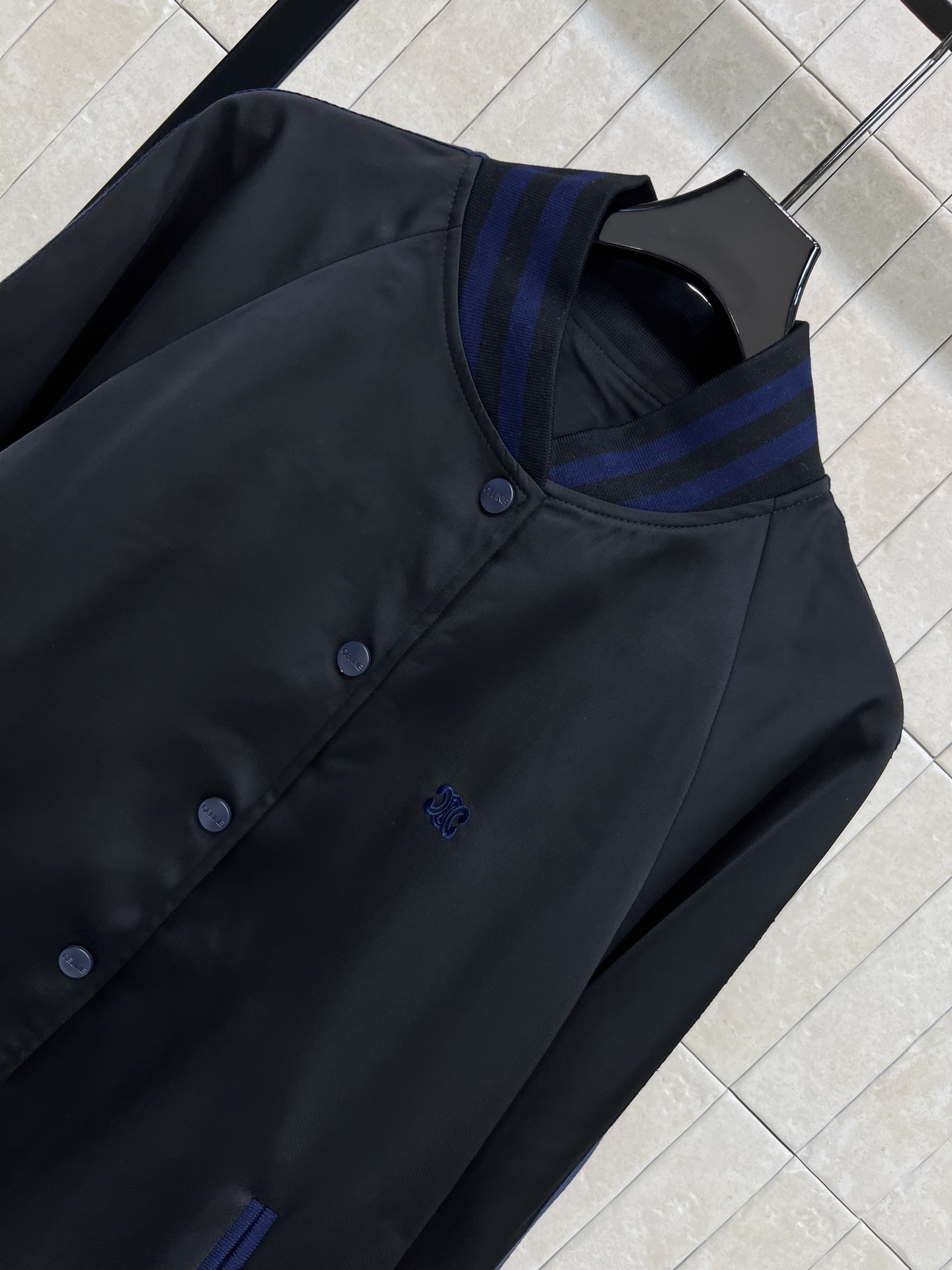 CE家 26早秋新款 绣花棒球服外套 质感面料自带柔光 藏青撞色蓝条纹罗纹领 袖口与下摆 复古氛围感拉满 后背logo刺