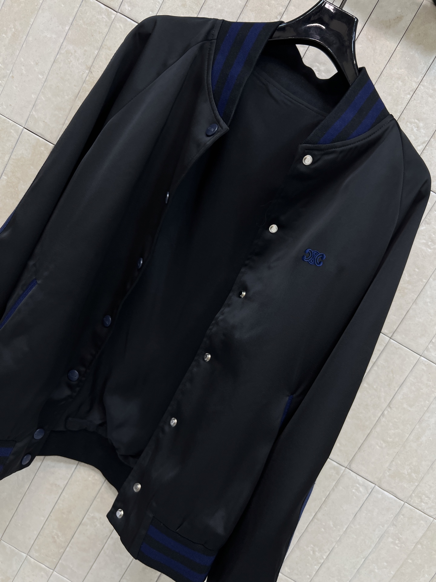 CE家 26早秋新款 绣花棒球服外套 质感面料自带柔光 藏青撞色蓝条纹罗纹领 袖口与下摆 复古氛围感拉满 后背logo刺