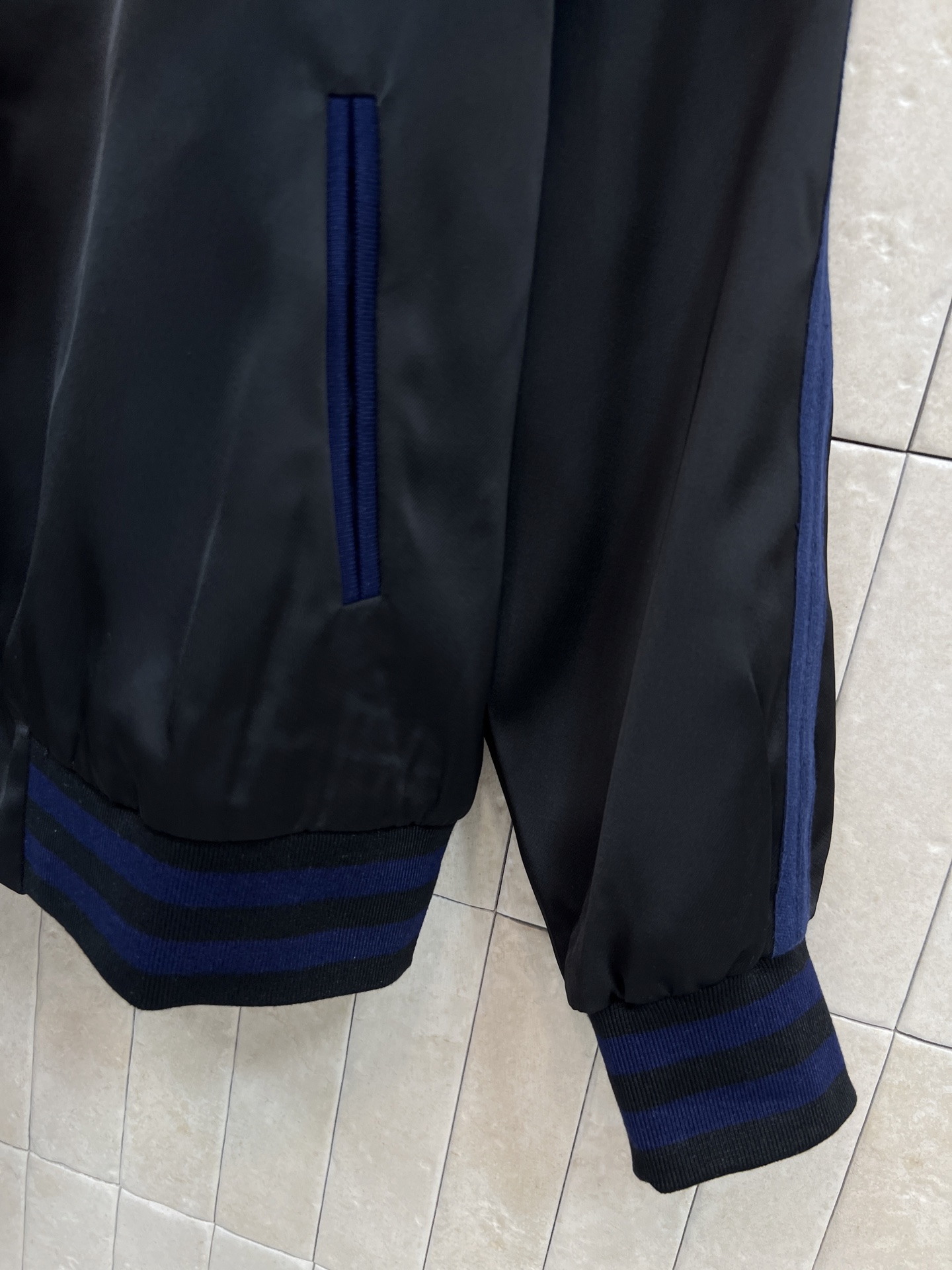 CE家 26早秋新款 绣花棒球服外套 质感面料自带柔光 藏青撞色蓝条纹罗纹领 袖口与下摆 复古氛围感拉满 后背logo刺