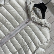 MO家 26秋冬新款 收腰连帽羽绒外套 面料轻薄 含90鹅绒填充 锁绒稳定 腰部自带抽绳 自由调节松紧 轻松勾勒腰线 告 MO家 26秋冬新款 收腰连帽羽绒外套 面料轻薄 含90鹅绒填充 锁绒稳定 腰部自带抽绳 自由调节松紧 轻松勾勒腰线 告