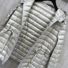 MO家 26秋冬新款 收腰连帽羽绒外套 面料轻薄 含90鹅绒填充 锁绒稳定 腰部自带抽绳 自由调节松紧 轻松勾勒腰线 告 MO家 26秋冬新款 收腰连帽羽绒外套 面料轻薄 含90鹅绒填充 锁绒稳定 腰部自带抽绳 自由调节松紧 轻松勾勒腰线 告