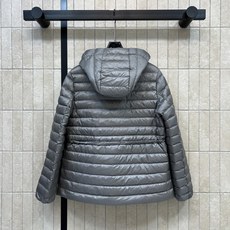 MO家 26秋冬新款 收腰连帽羽绒外套 面料轻薄 含90鹅绒填充 锁绒稳定 腰部自带抽绳 自由调节松紧 轻松勾勒腰线 告 MO家 26秋冬新款 收腰连帽羽绒外套 面料轻薄 含90鹅绒填充 锁绒稳定 腰部自带抽绳 自由调节松紧 轻松勾勒腰线 告