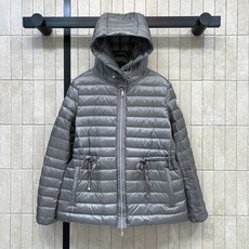 MO家 26秋冬新款 收腰连帽羽绒外套 面料轻薄 含90鹅绒填充 锁绒稳定 腰部自带抽绳 自由调节松紧 轻松勾勒腰线 告 MO家 26秋冬新款 收腰连帽羽绒外套 面料轻薄 含90鹅绒填充 锁绒稳定 腰部自带抽绳 自由调节松紧 轻松勾勒腰线 告