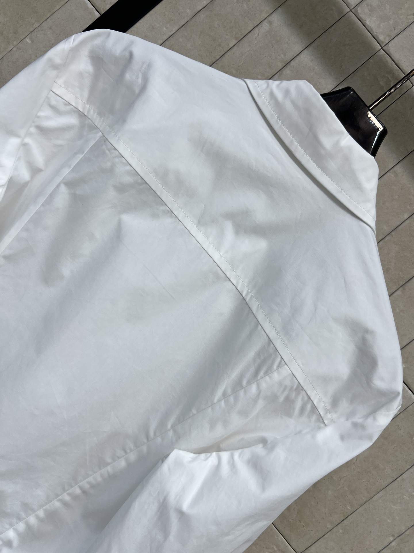 G家 26早秋新款 白色长袖短裤衬衫 棉质面料舒适透气 简约小翻领清爽耐看 门襟纽扣整齐利落 衣身侧边精致logo刺绣 G家 26早秋新款 白色长袖短裤衬衫 棉质面料舒适透气 简约小翻领清爽耐看 门襟纽扣整齐利落 衣身侧边精致logo刺绣