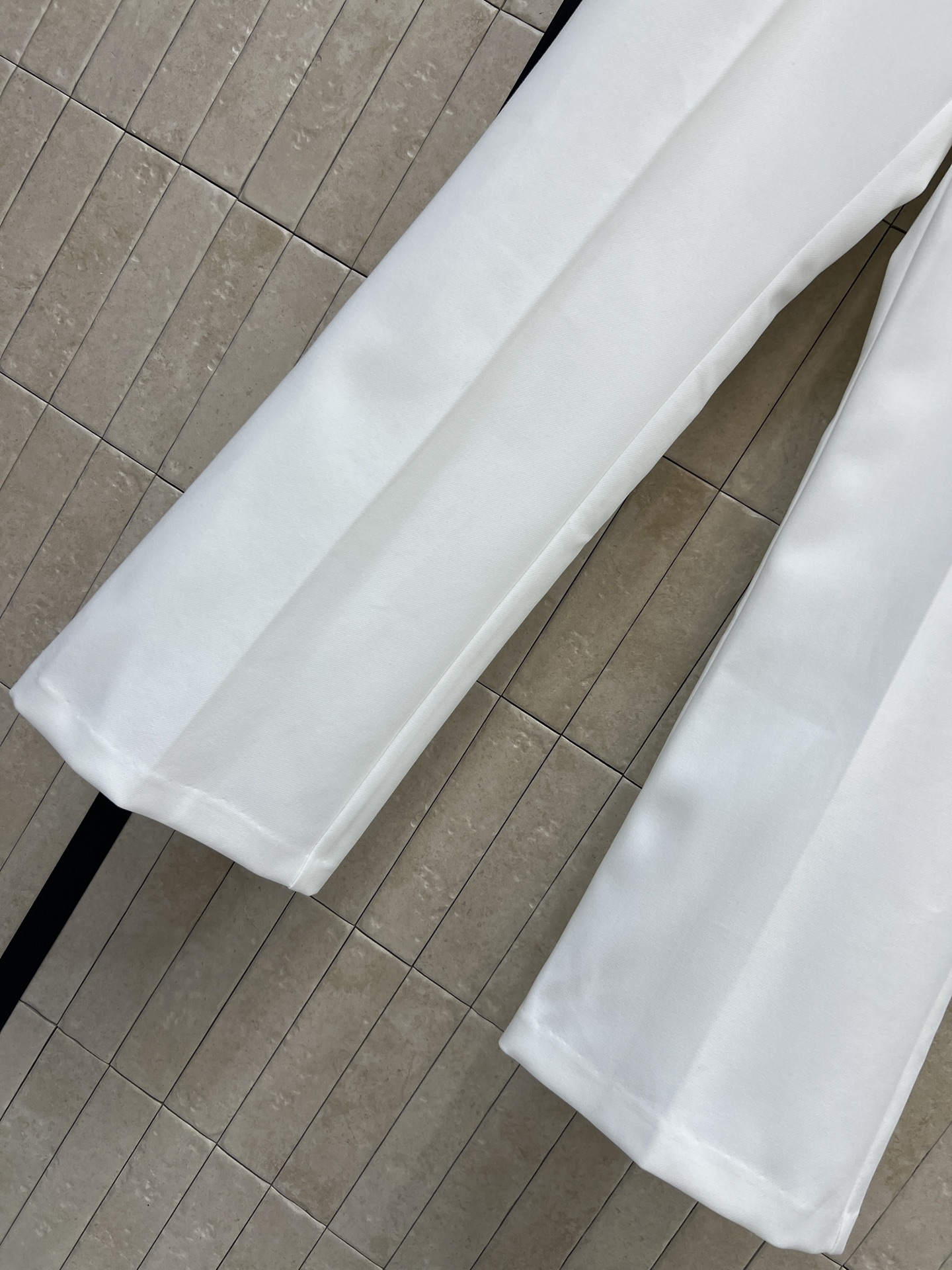 G家 26早秋新款 高腰直筒长裤面料上身舒适透气含羊毛 垂感在线高腰设计拉高腰线 精致GG金属扣点缀裤腰 简约大气 裤身